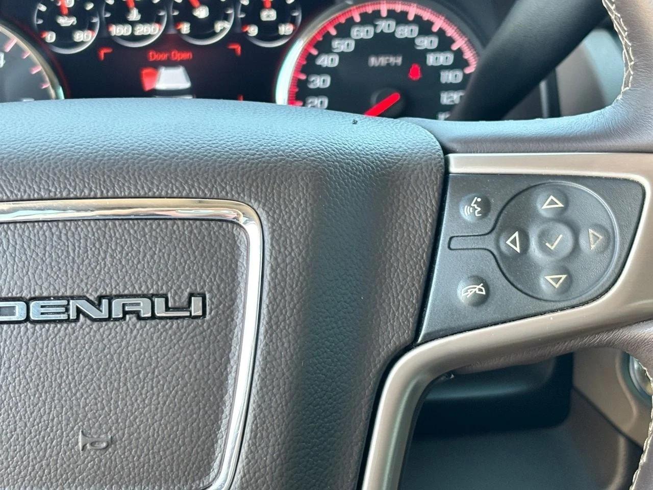 Used 2015 White Diamond Clearcoat GMC Denali image 20