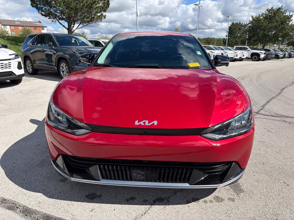 Used 2024 Red Kia Wind image 2