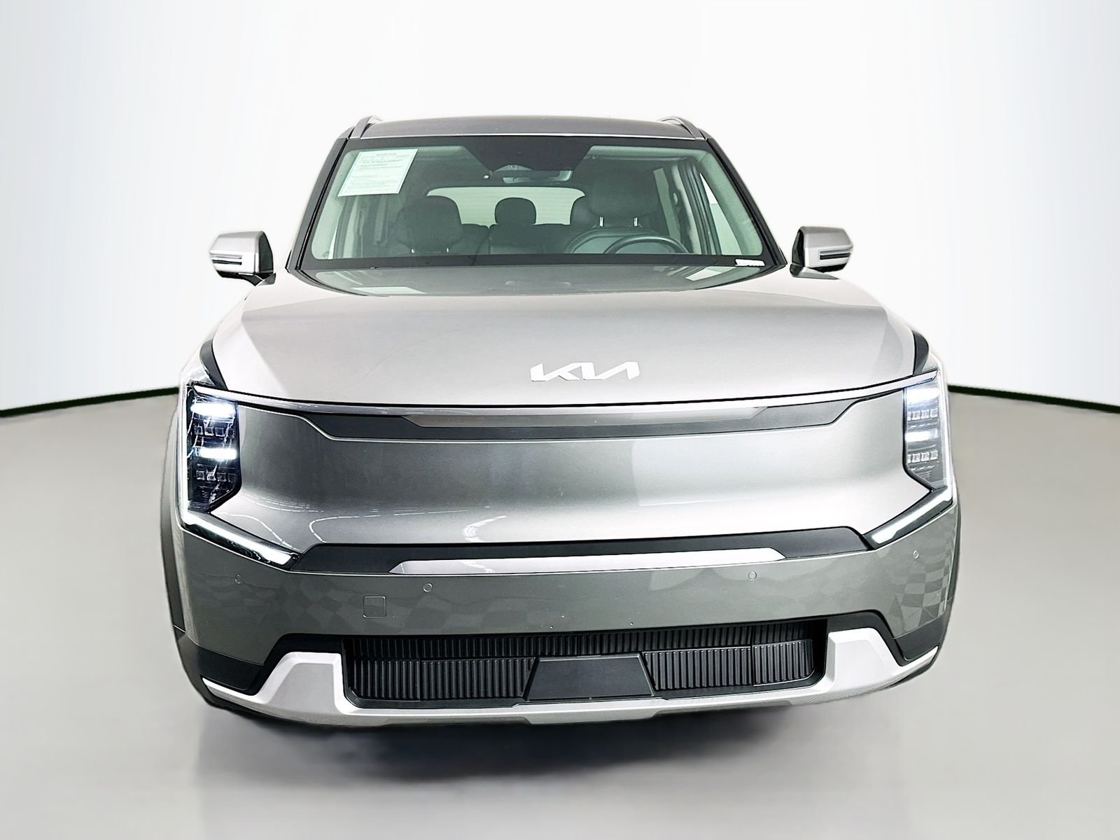 Used 2024 Pebble Gray Kia Wind image 2