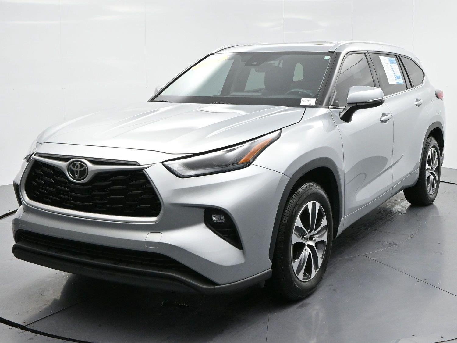 Used 2022 Celestial Silver Metallic Toyota XLE image 3
