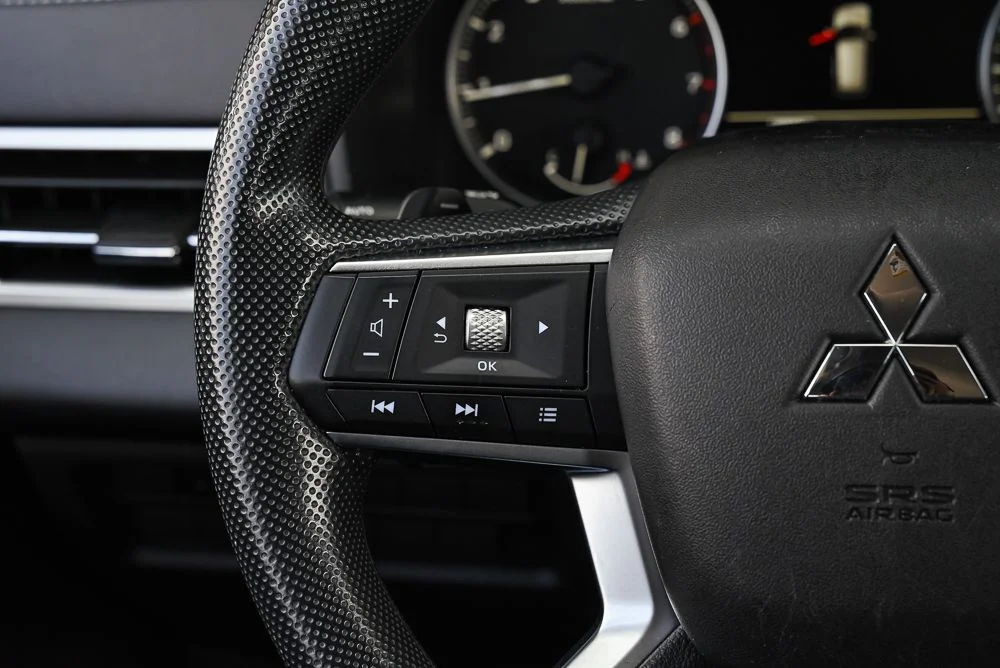Used 2025  Mitsubishi ES image 14