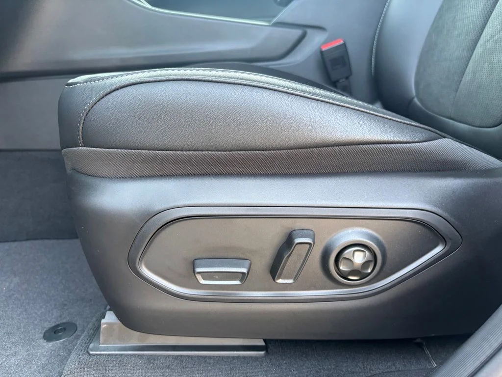 New 2026 Silver Zynith Exterior Paint Jeep Altitude image 10