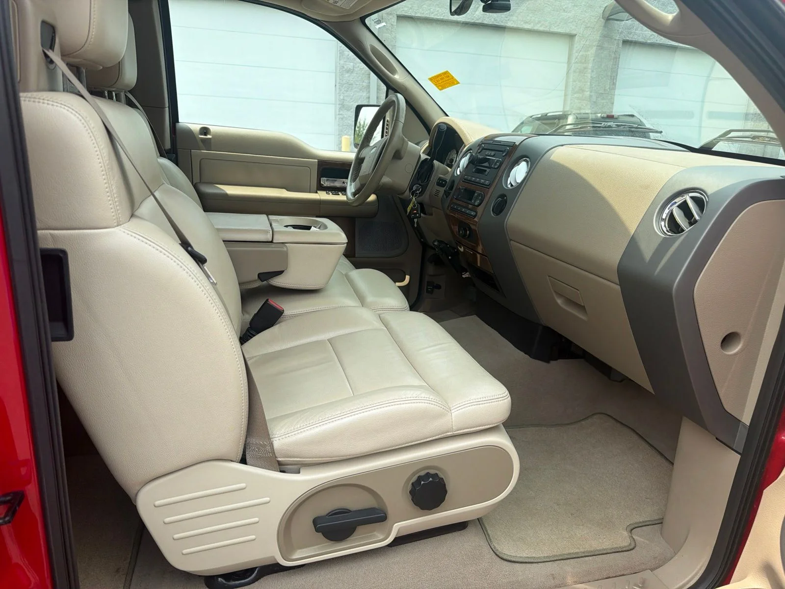 Used 2004 Red Ford Lariat image 24