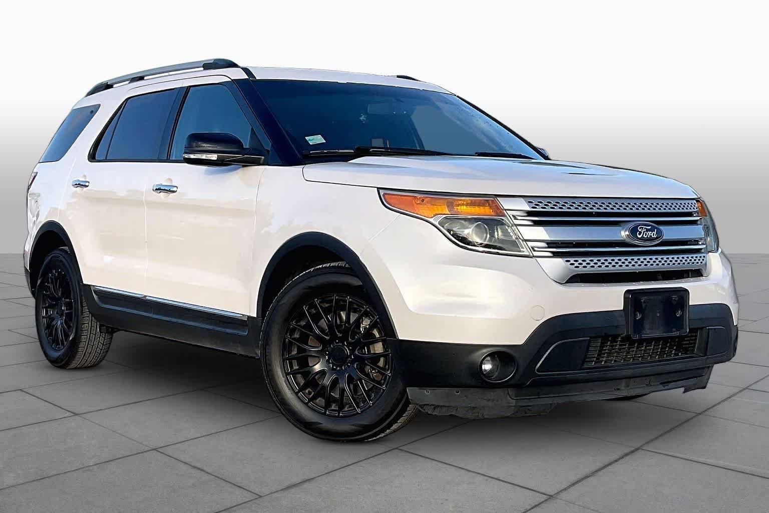 Used 2013 White Platinum Metallic Tri-coat Ford XLT image 2