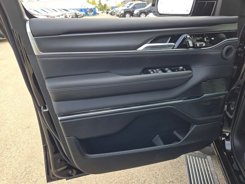 New 2026 High Gloss Black Exterior Paint Jeep Summit Obsidian image 20
