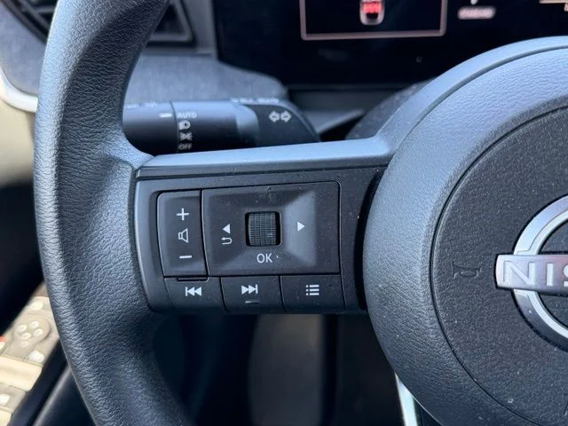Used 2025 Scarlet Nissan SV image 18