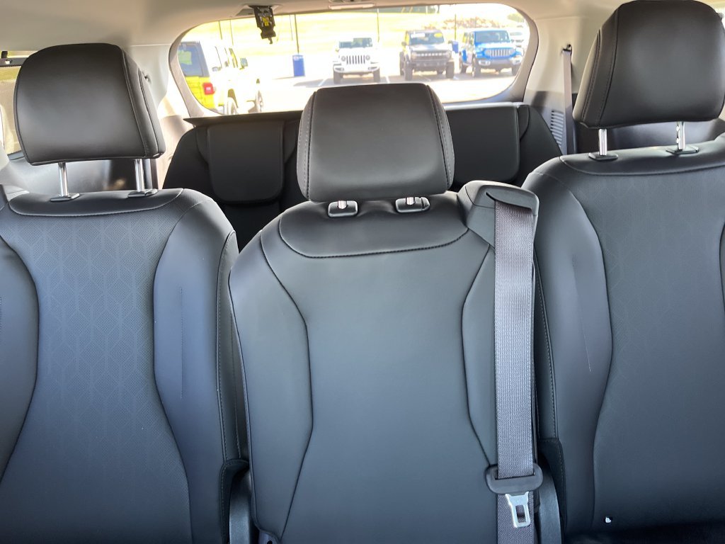 Used 2023 Red Kia EX image 22