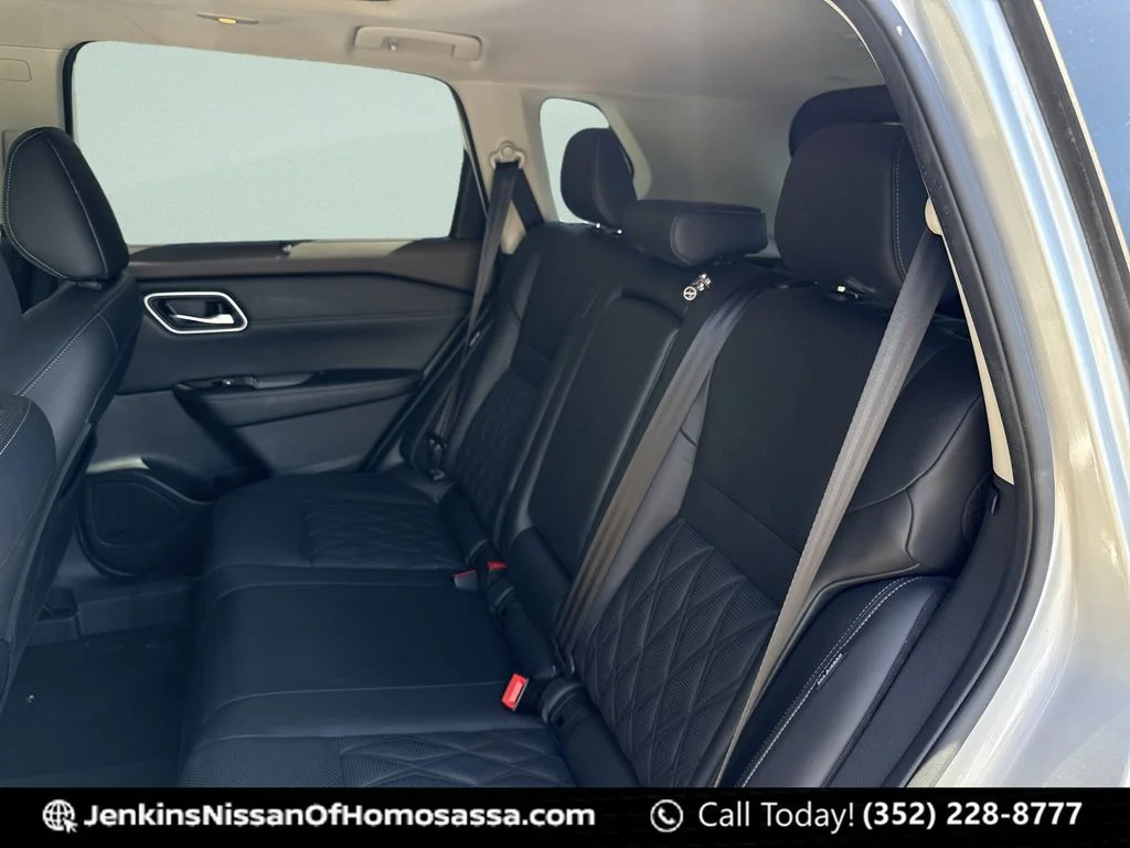 Used 2021 Silver Nissan Platinum image 30