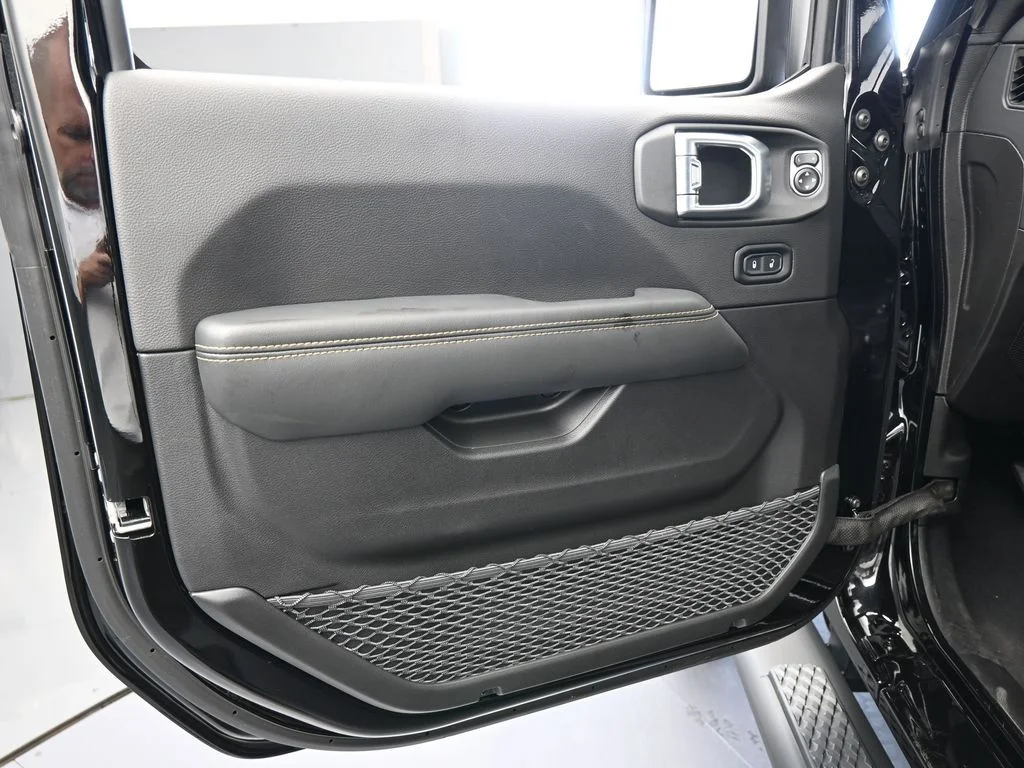 New 2026 Black Clear-Coat Exterior Paint Jeep Sahara image 15