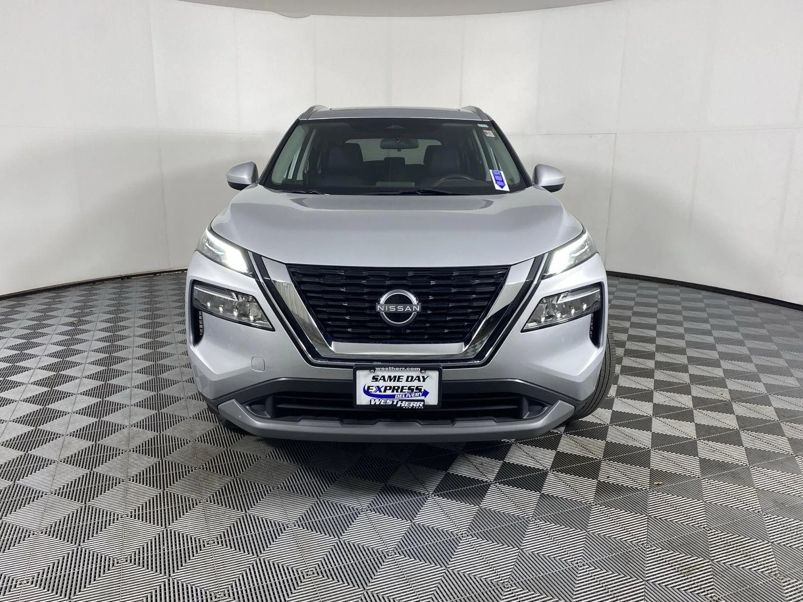 Certified Used 2023 Brilliant Silver Metallic Nissan SV image 2