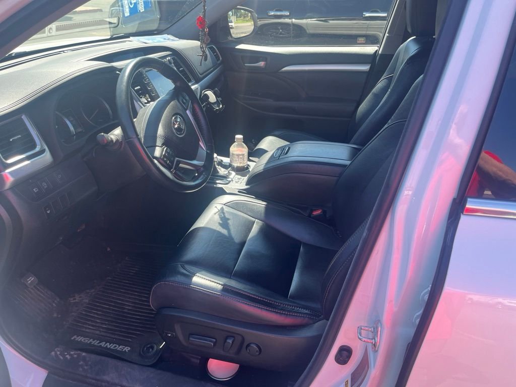 Used 2017 White Toyota XLE image 5
