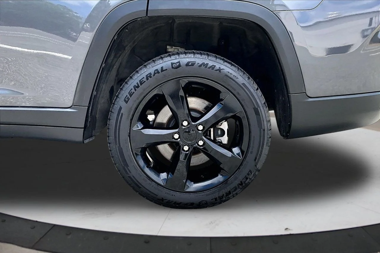 Used 2023 Gray Jeep Altitude image 34