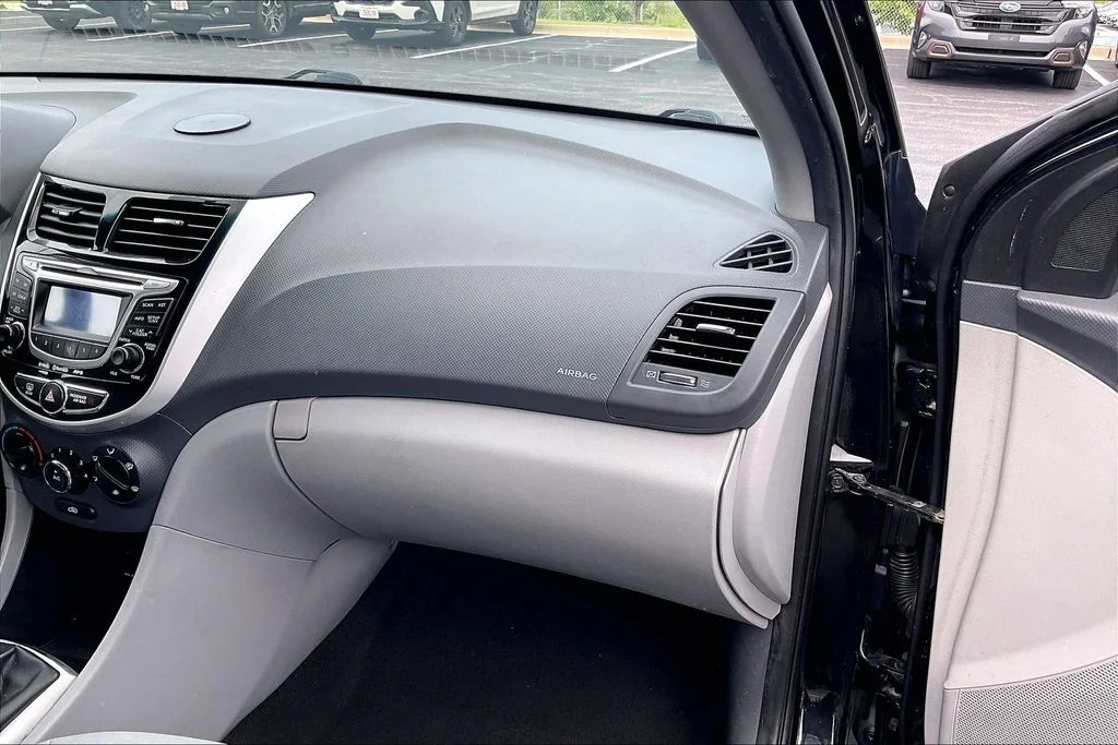 Used 2013 Black Hyundai SE image 15