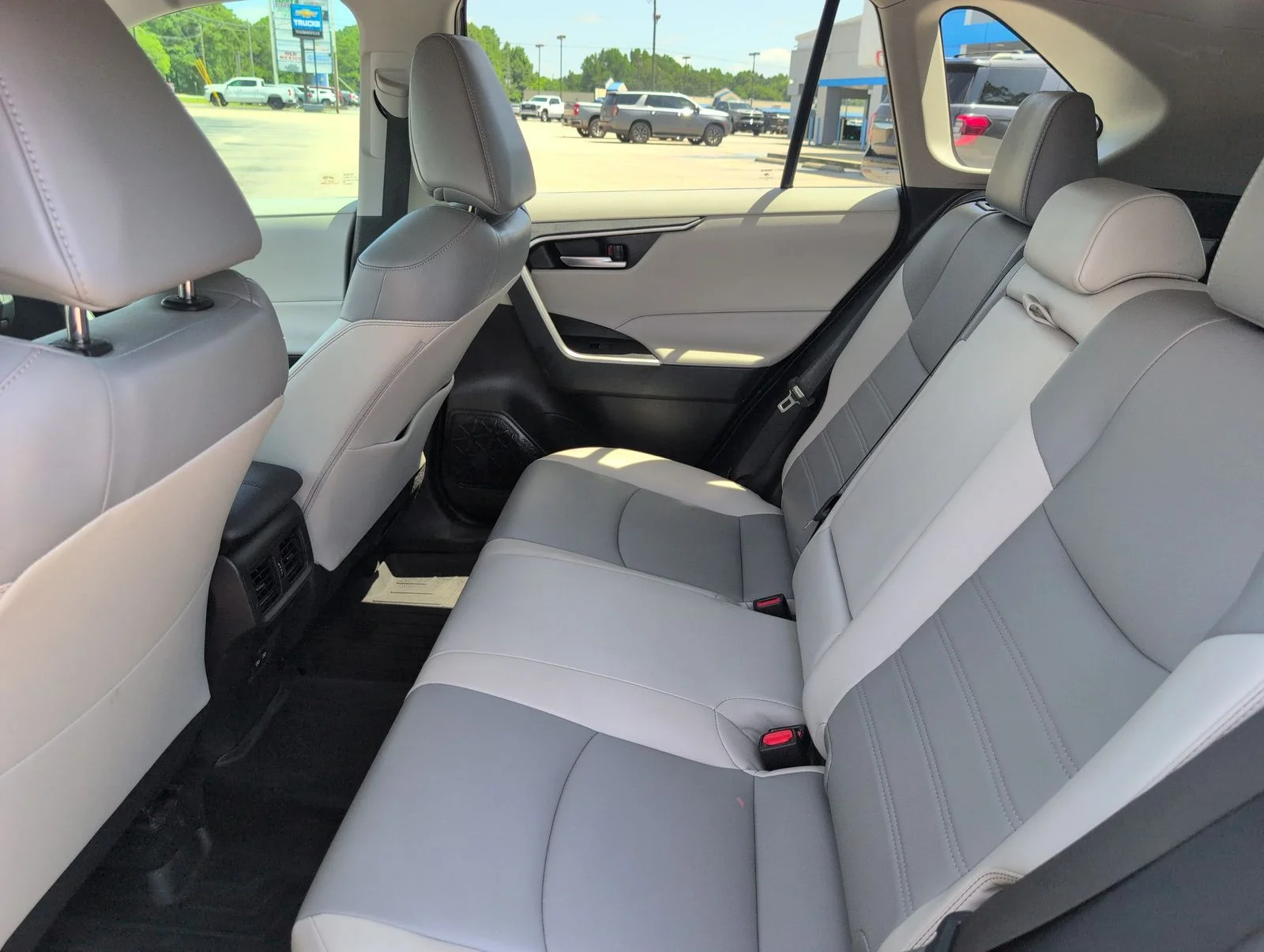 Used 2024  Toyota XLE Premium image 32