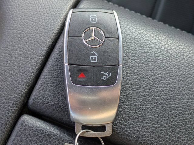 Used 2022 Polar White Mercedes-Benz GLE 450 image 29