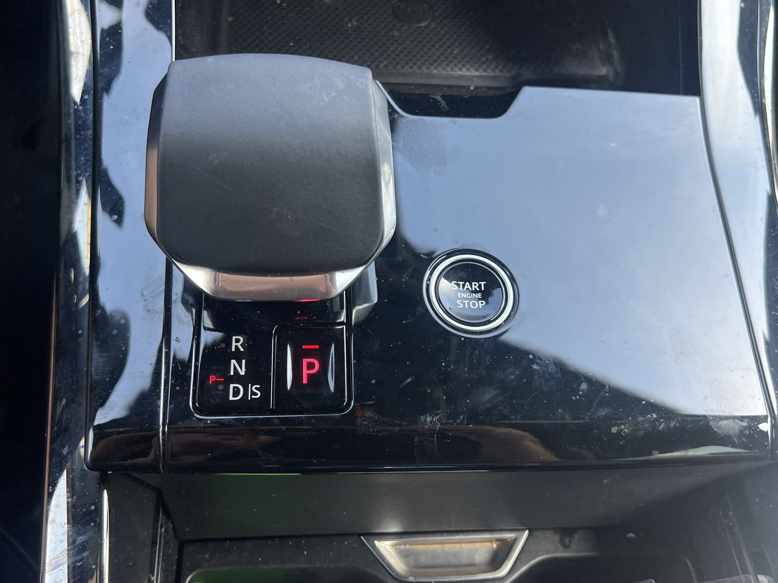 Used 2025 Black Land Rover SE image 9