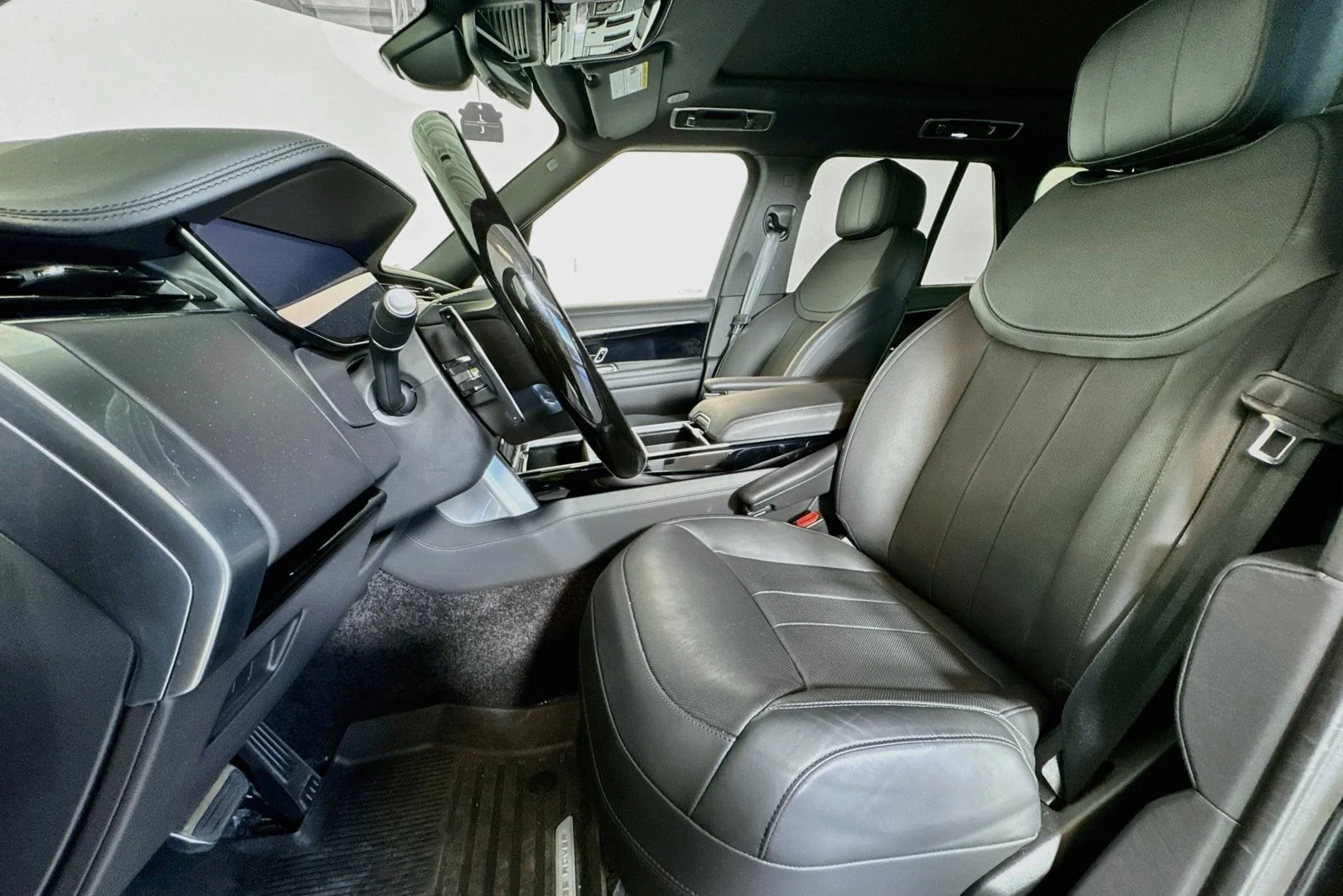Used 2025 Santorini Black Metallic Land Rover SE image 19
