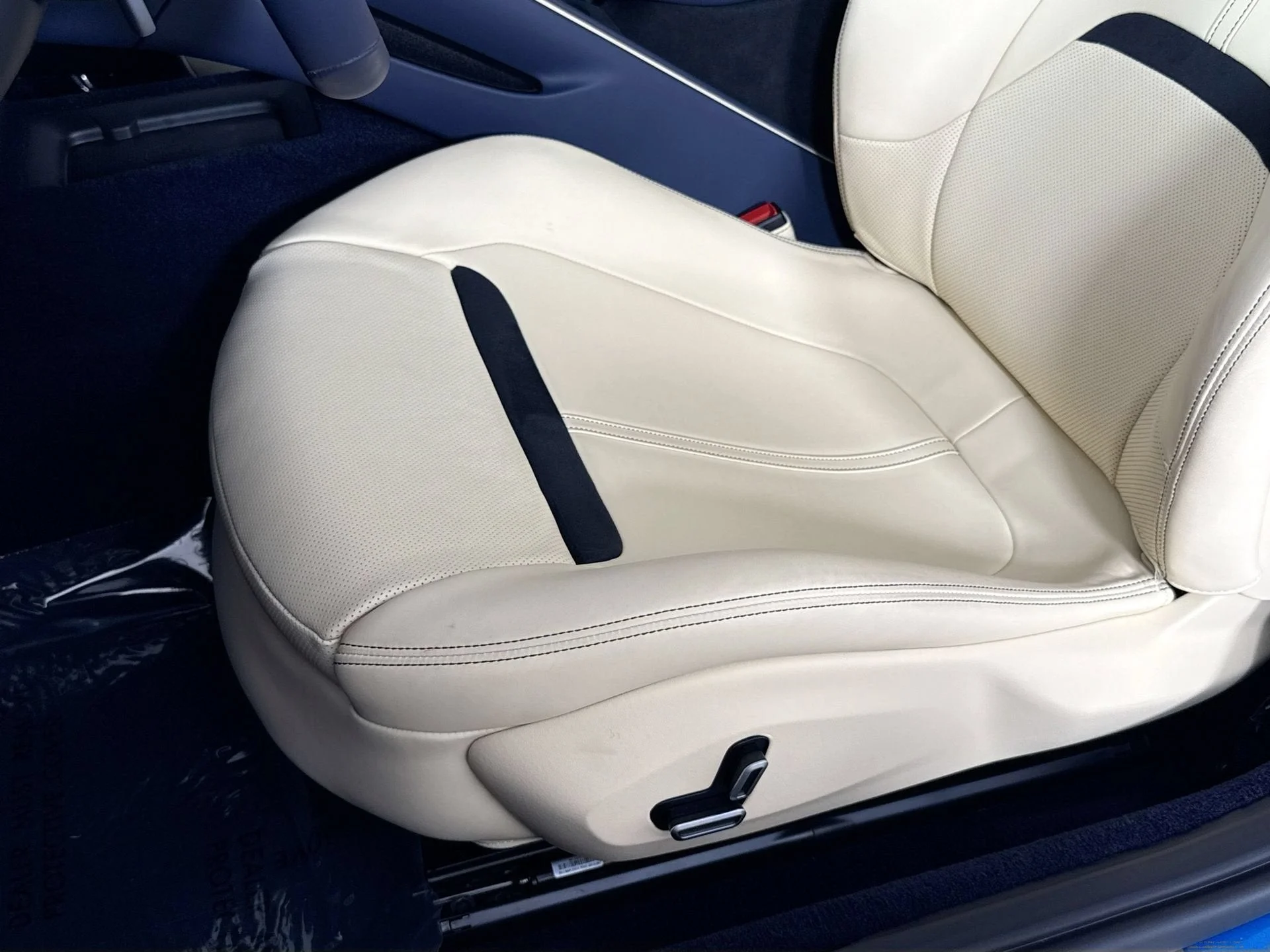 Certified Used 2025 Blu Corsa Ferrari Base image 18