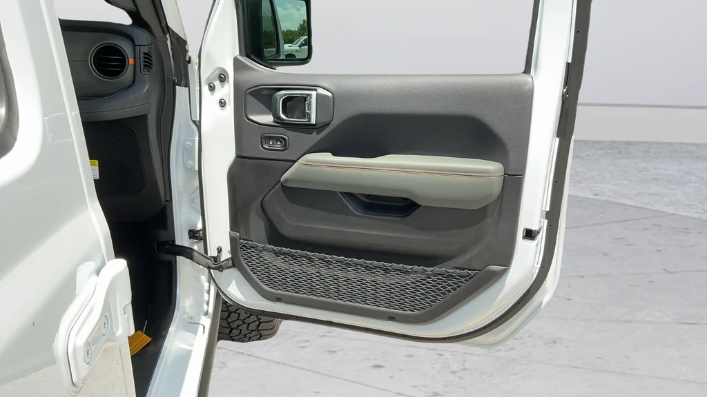 New 2026 Bright White Clear-Coat Exterior Paint Jeep Mojave X image 17