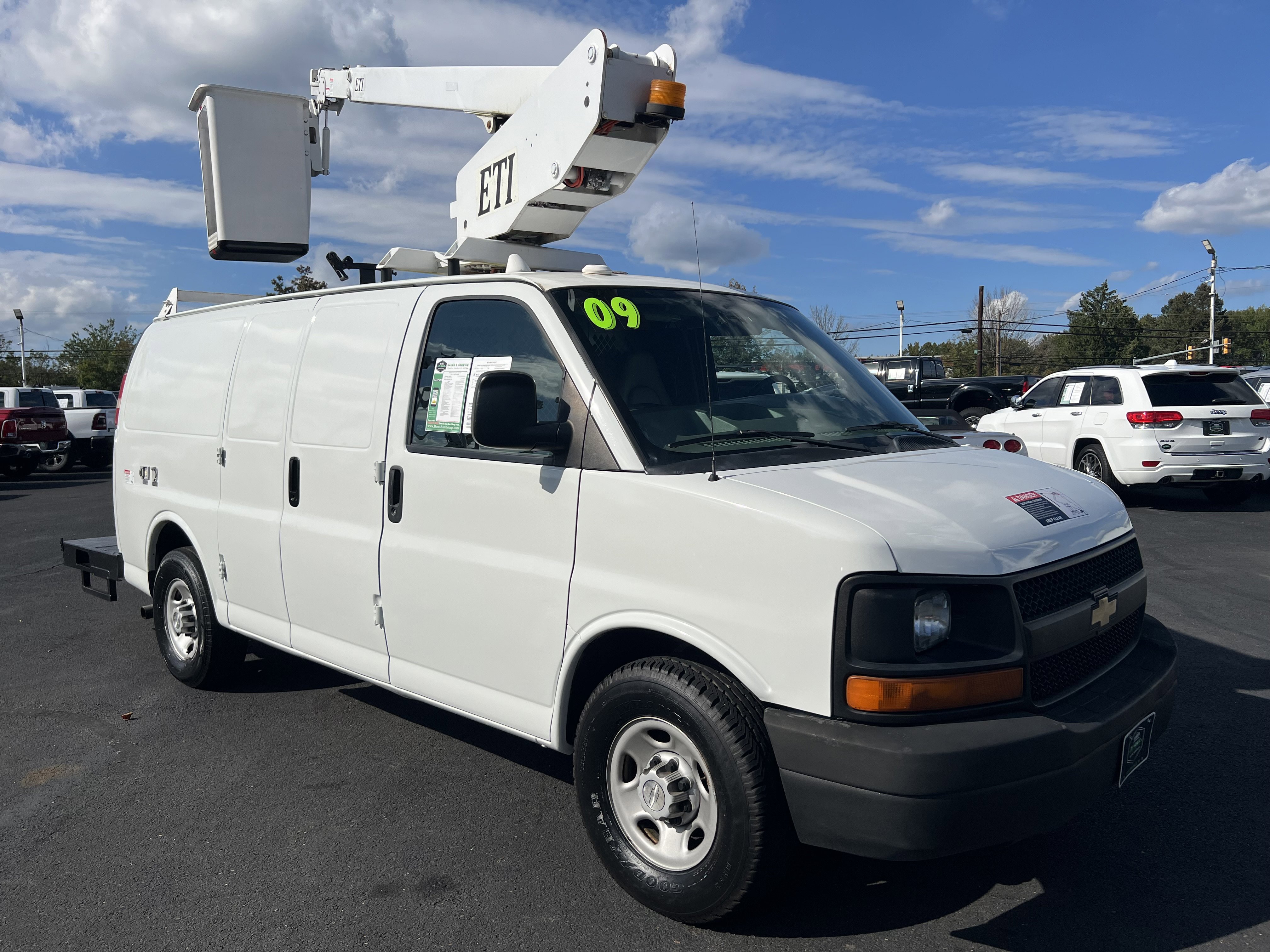 Pre-Owned 2009 Chevrolet Express 3500 Bucket Van Full-size Cargo