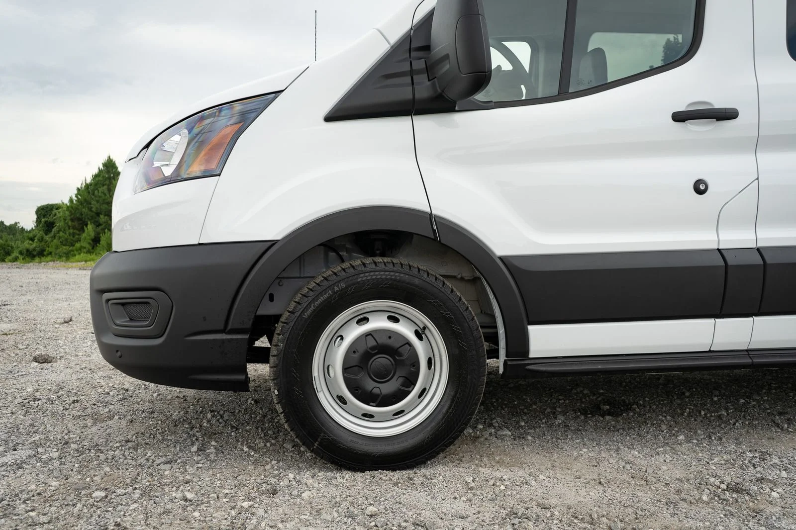New 2026 Oxford White Ford Passenger Van XL image 4
