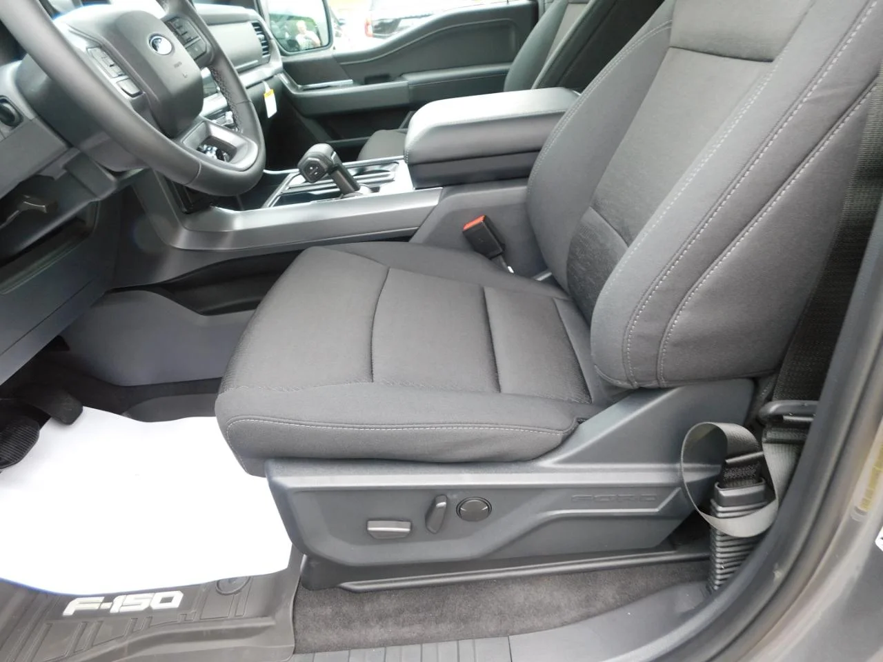 New 2026 Carbonized Gray Metallic Ford XLT image 32
