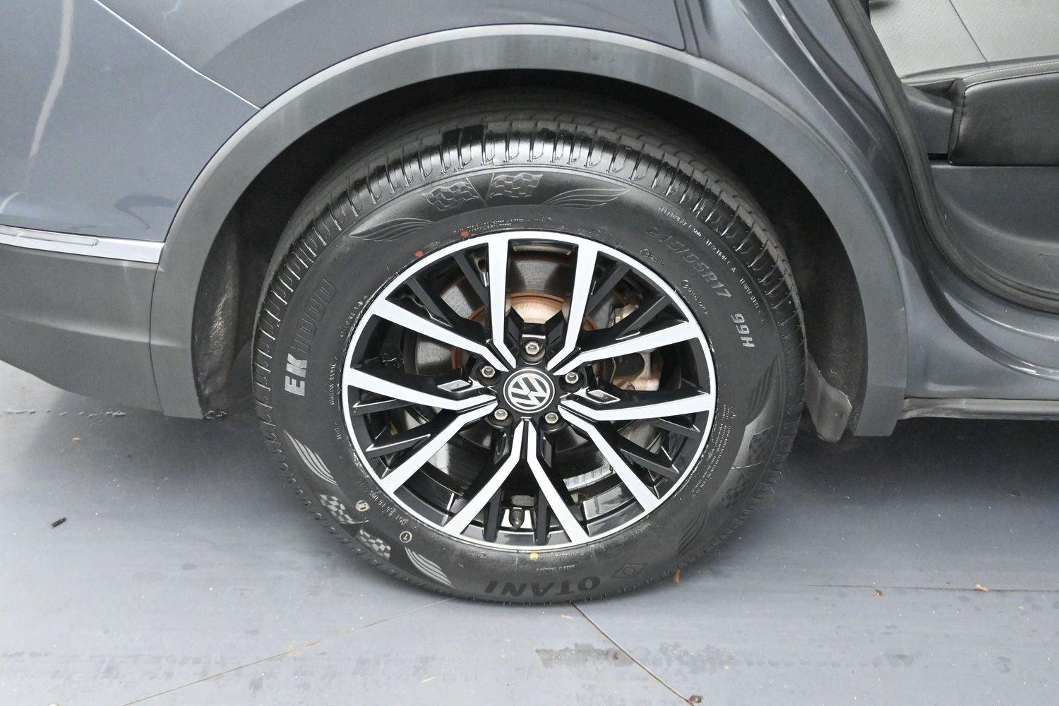 Used 2021 Platinum Gray Metallic Volkswagen SE image 30