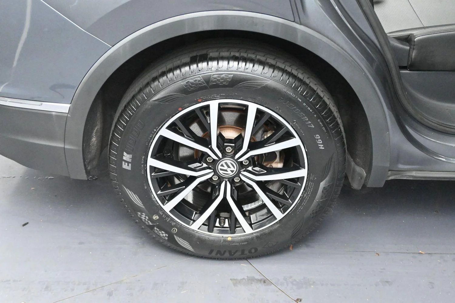 Used 2021 Platinum Gray Metallic Volkswagen SE image 30