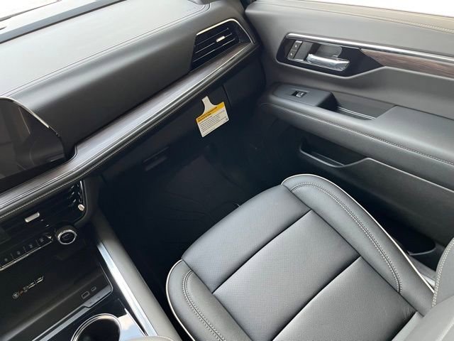 2025 Chevrolet Suburban Premier - Photo 16