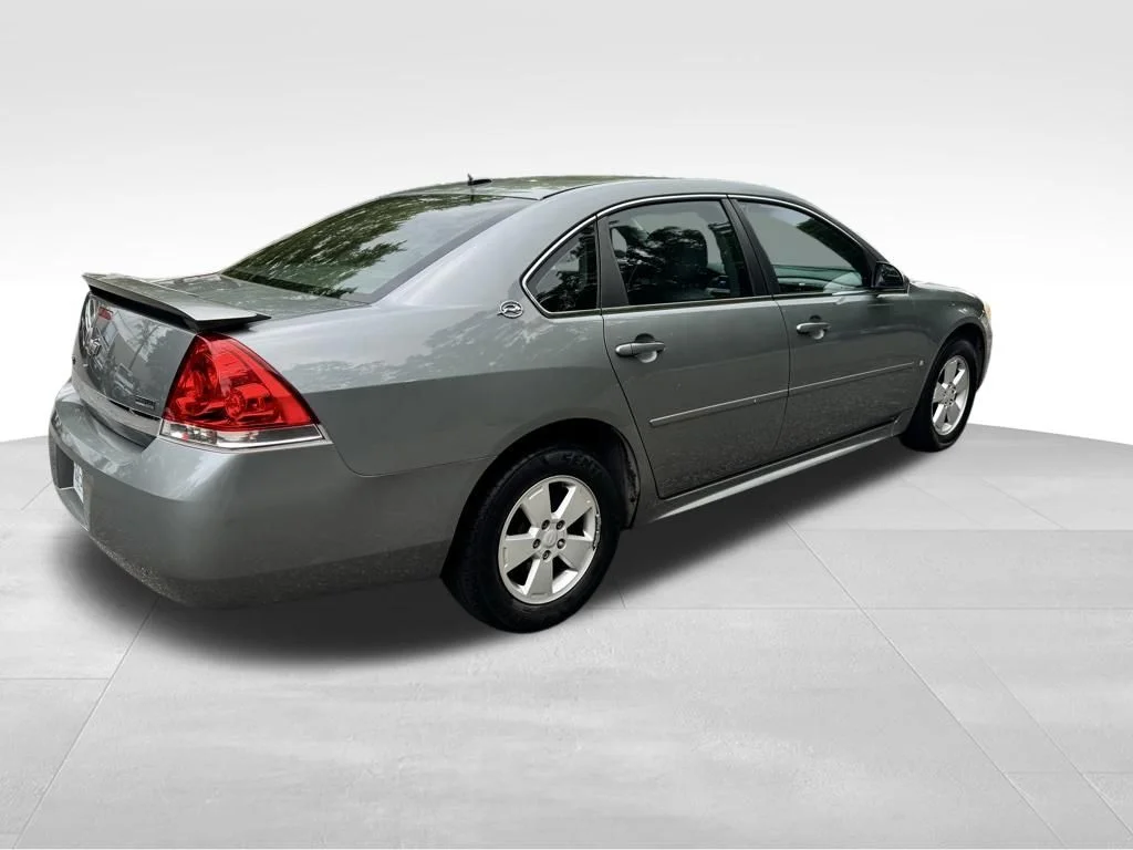 Used 2009 Silver Chevrolet LT image 7