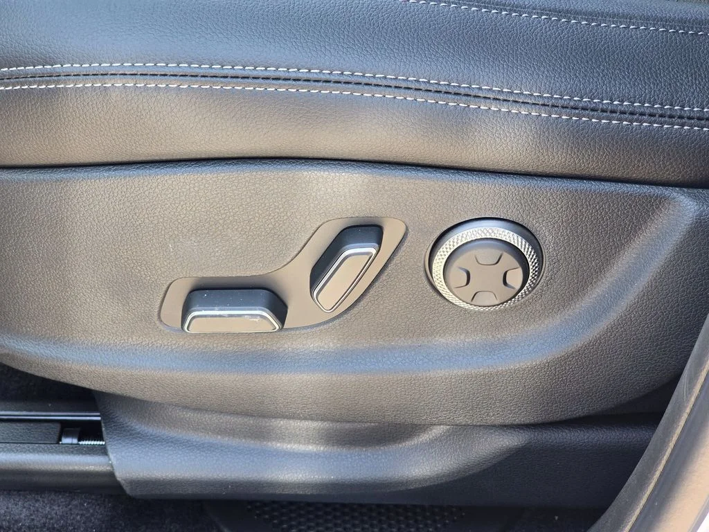 New 2026 White Genesis 2.5T Select image 19
