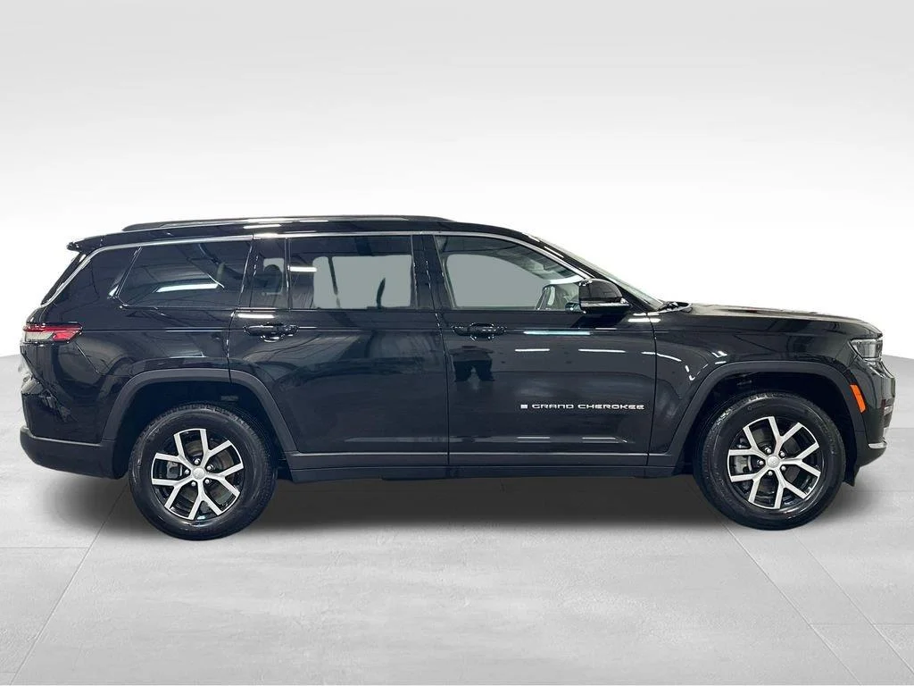 Used 2023 Diamond Black Crystal Pearlcoat Jeep Limited image 8