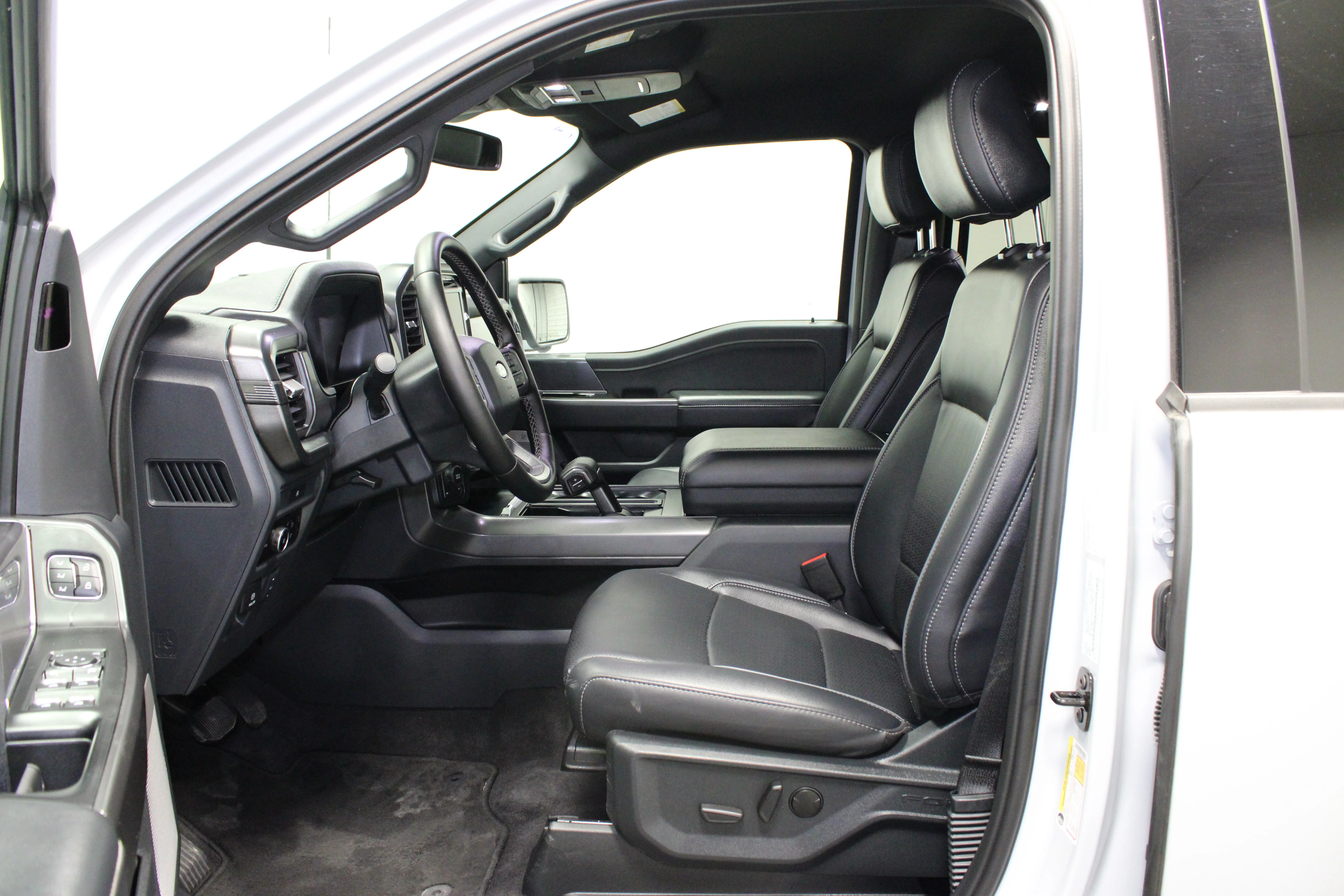 Used 2025 Space White Metallic Ford LARIAT image 20