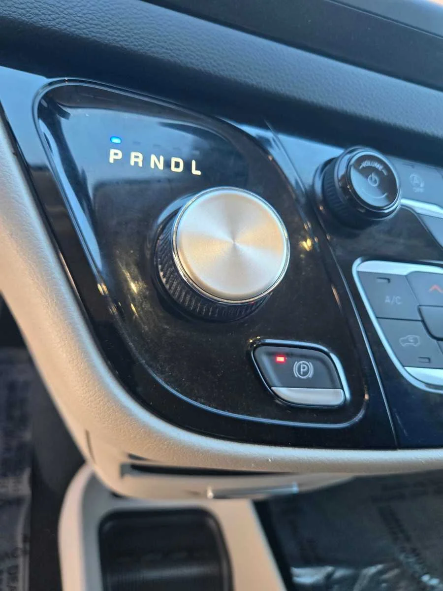 Used 2023  Chrysler LX image 17