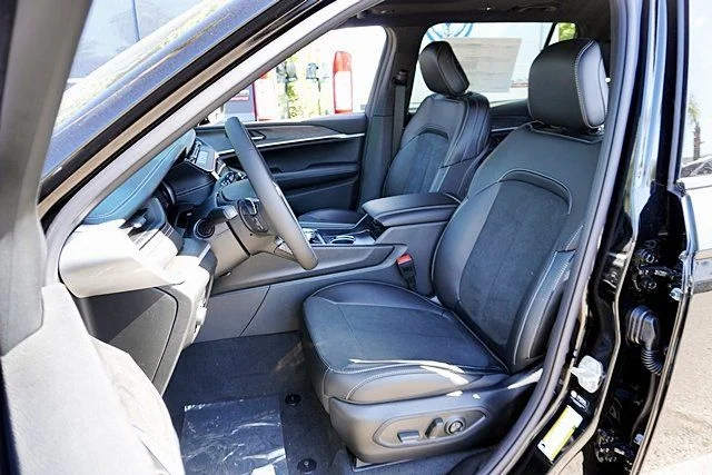 New 2026 Diamond Black Crystal Pearl-Coat Exterior Paint Jeep Laredo image 18