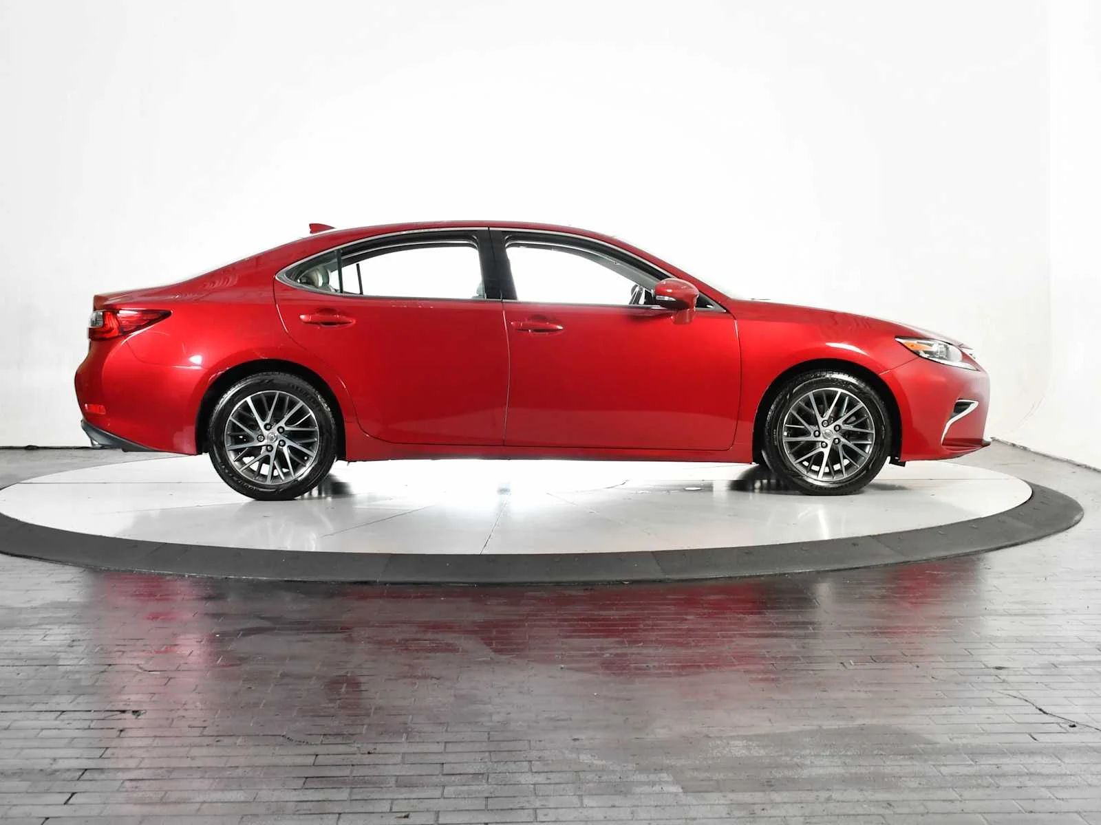 Used 2018 Matador Red Mica Lexus  image 8