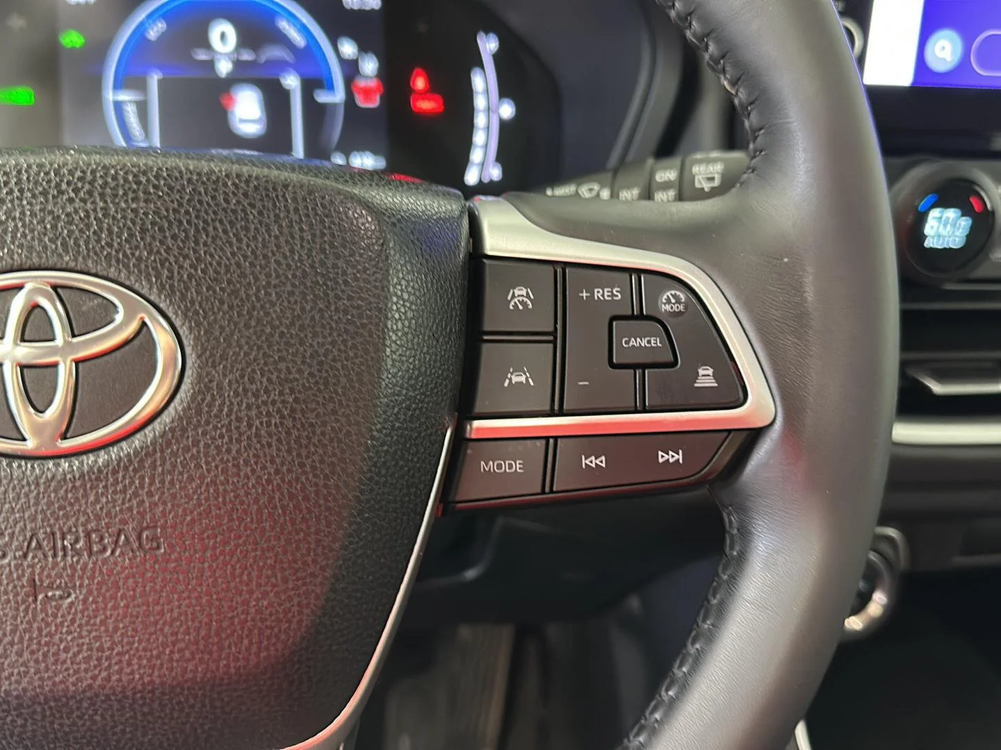 Used 2024 Wind Chill Pearl Toyota XLE image 13