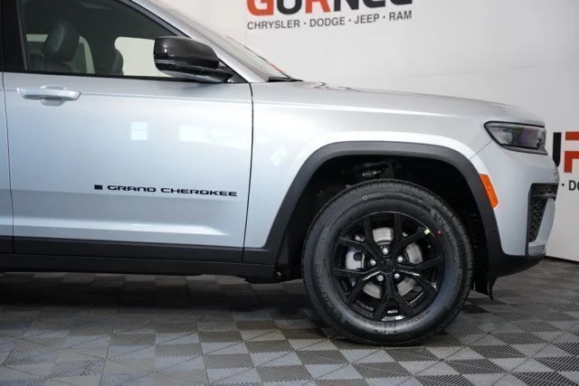 New 2026 Silver Zynith Exterior Paint Jeep Altitude image 42