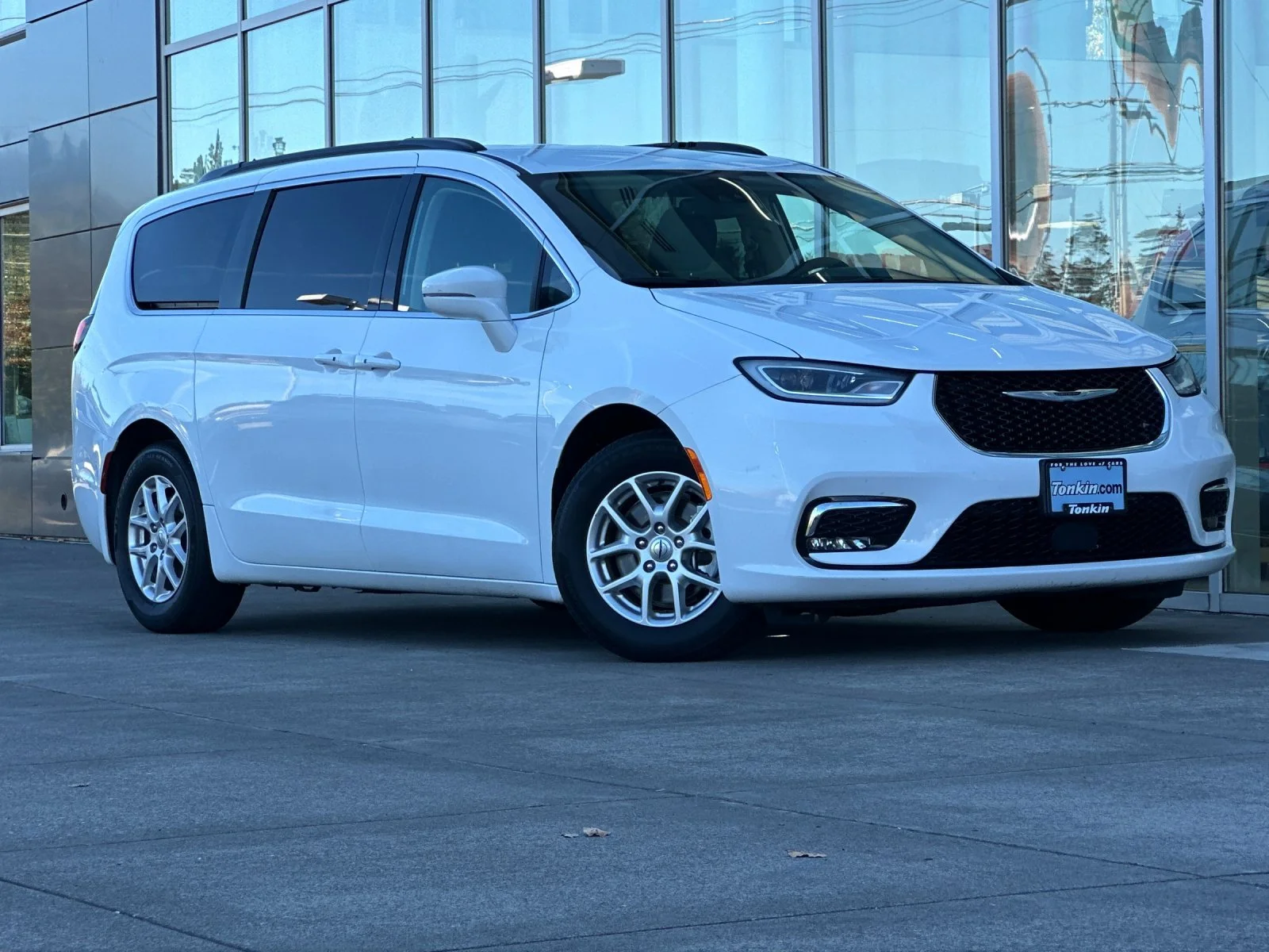 Used 2022 Bright White Clearcoat Chrysler Touring L image 2