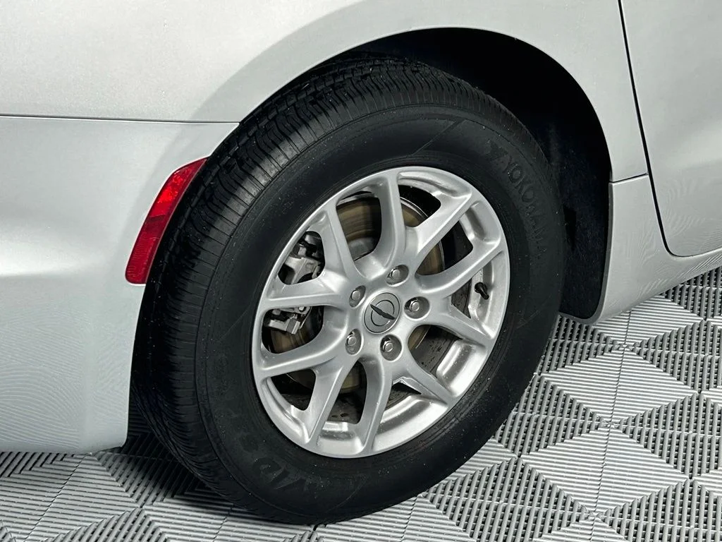 Used 2023 Silver Chrysler Touring L image 20
