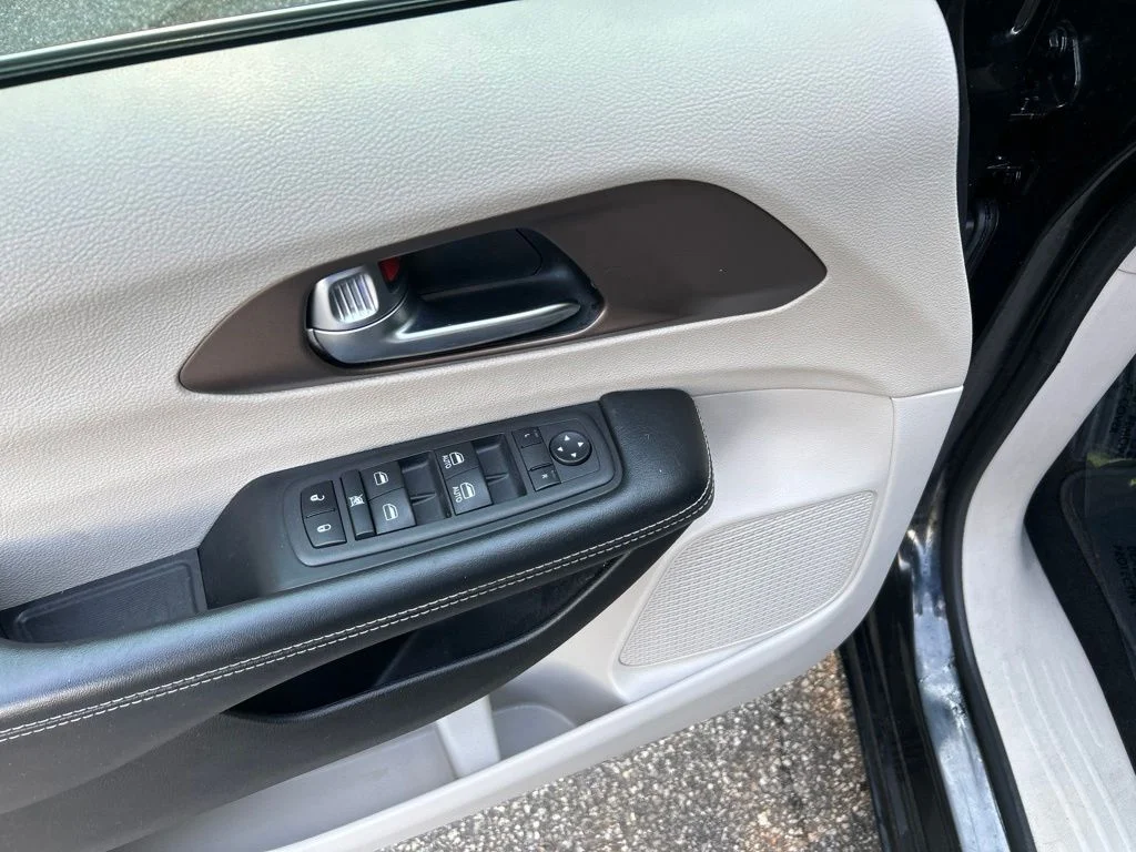 Used 2022 Black Chrysler LX image 14