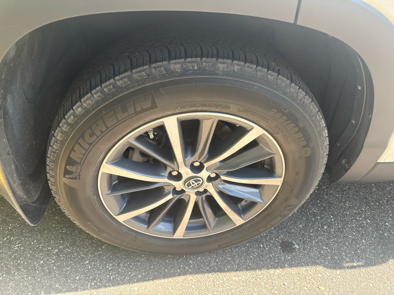 Used 2019 Blizzard Pearl Toyota XLE image 16