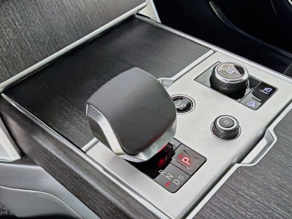 New 2027 Fuji White Land Rover SE image 17