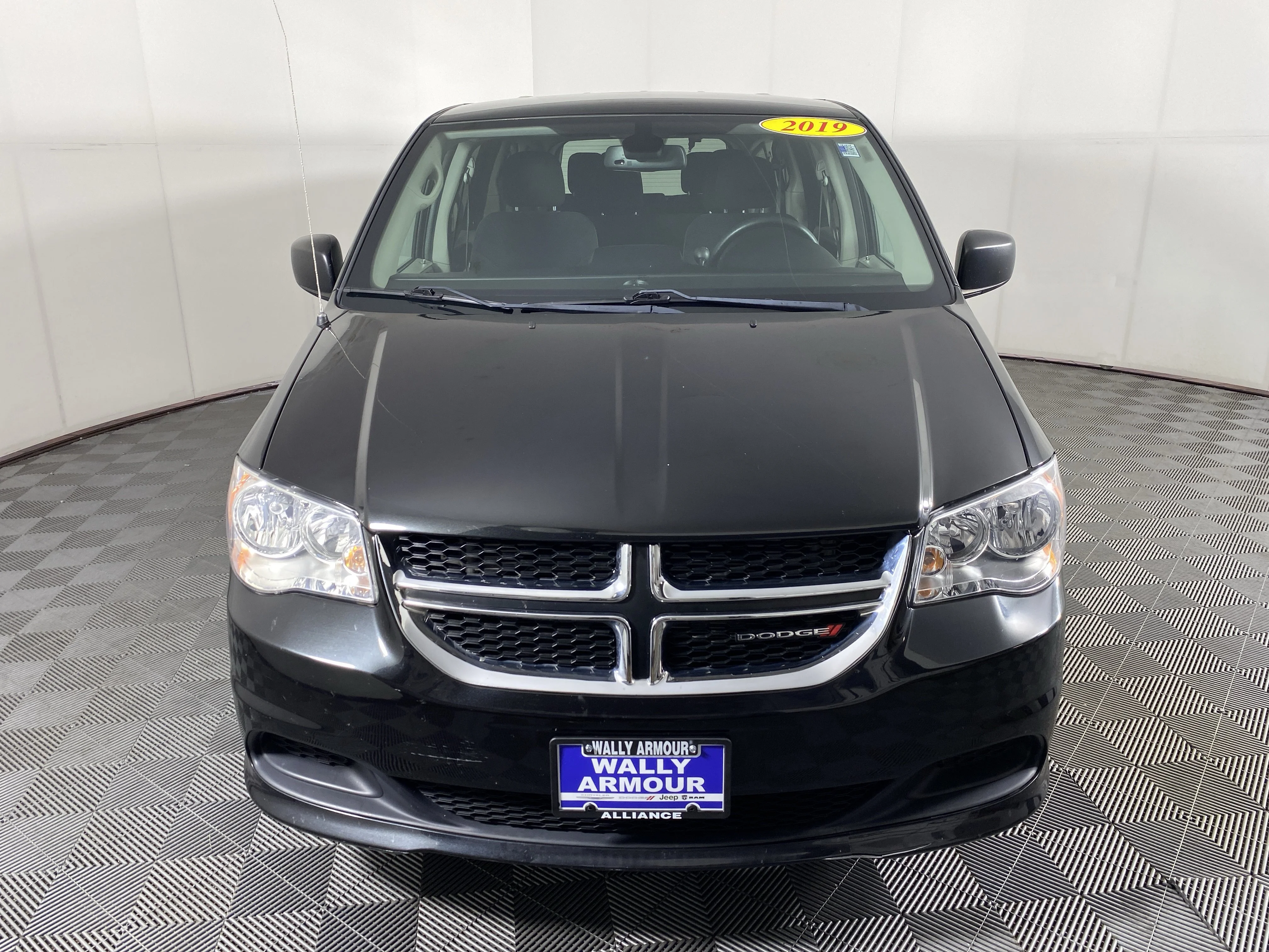 Used 2019 Black Onyx Crystal Pearlcoat Dodge SE image 10