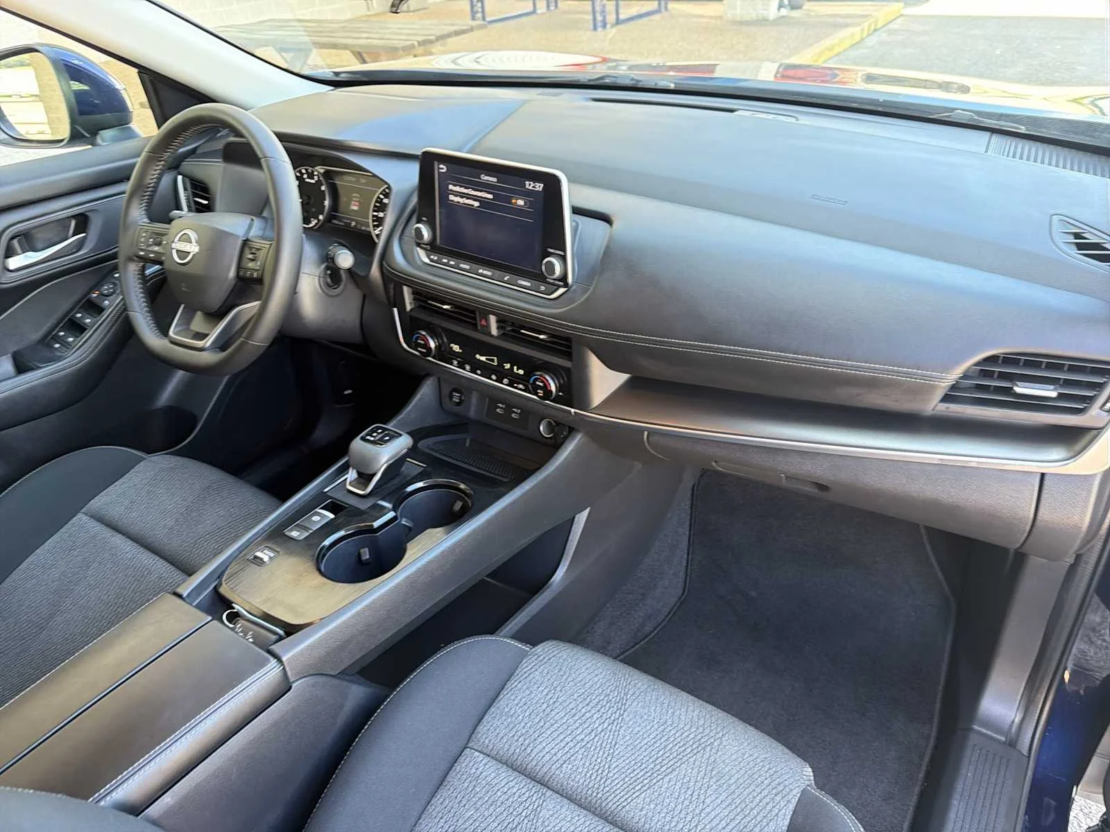 Used 2025 Deep Ocean Blue Pearl Nissan SV image 29