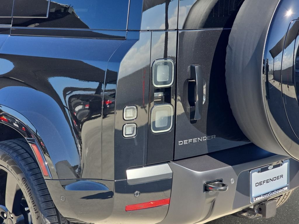New 2026 Santorini Black LAND ROVER X-Dynamic SE image 35