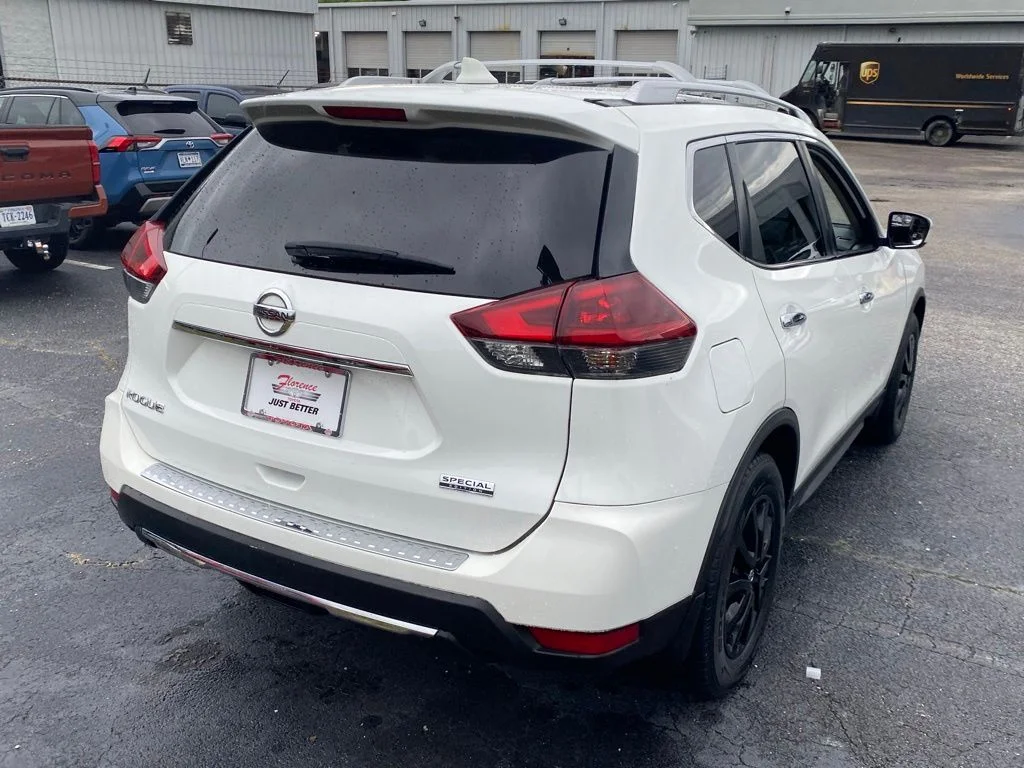 Used 2019 White Nissan S image 17