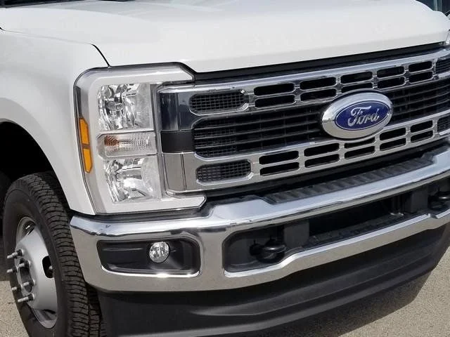 2025 Ford F-550 Super Duty Chassis Cab XL - Photo 8