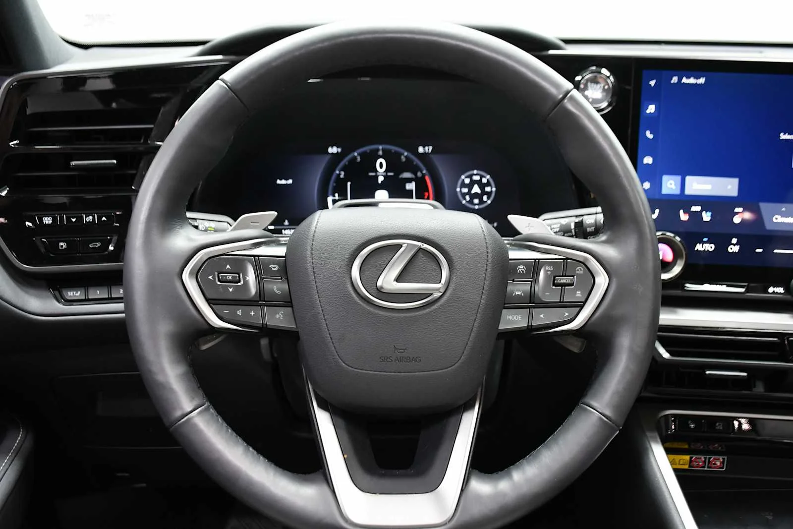 Used 2025 Wind Chill Pearl Lexus Premium image 17