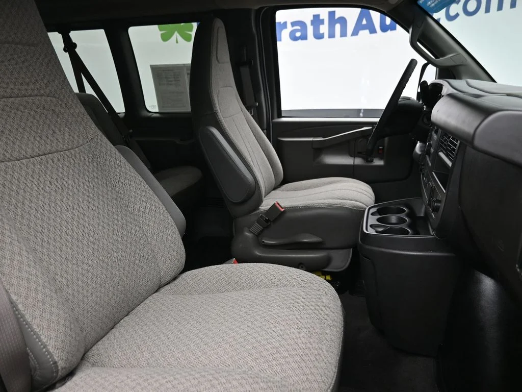 Used 2025 White Chevrolet LT image 9